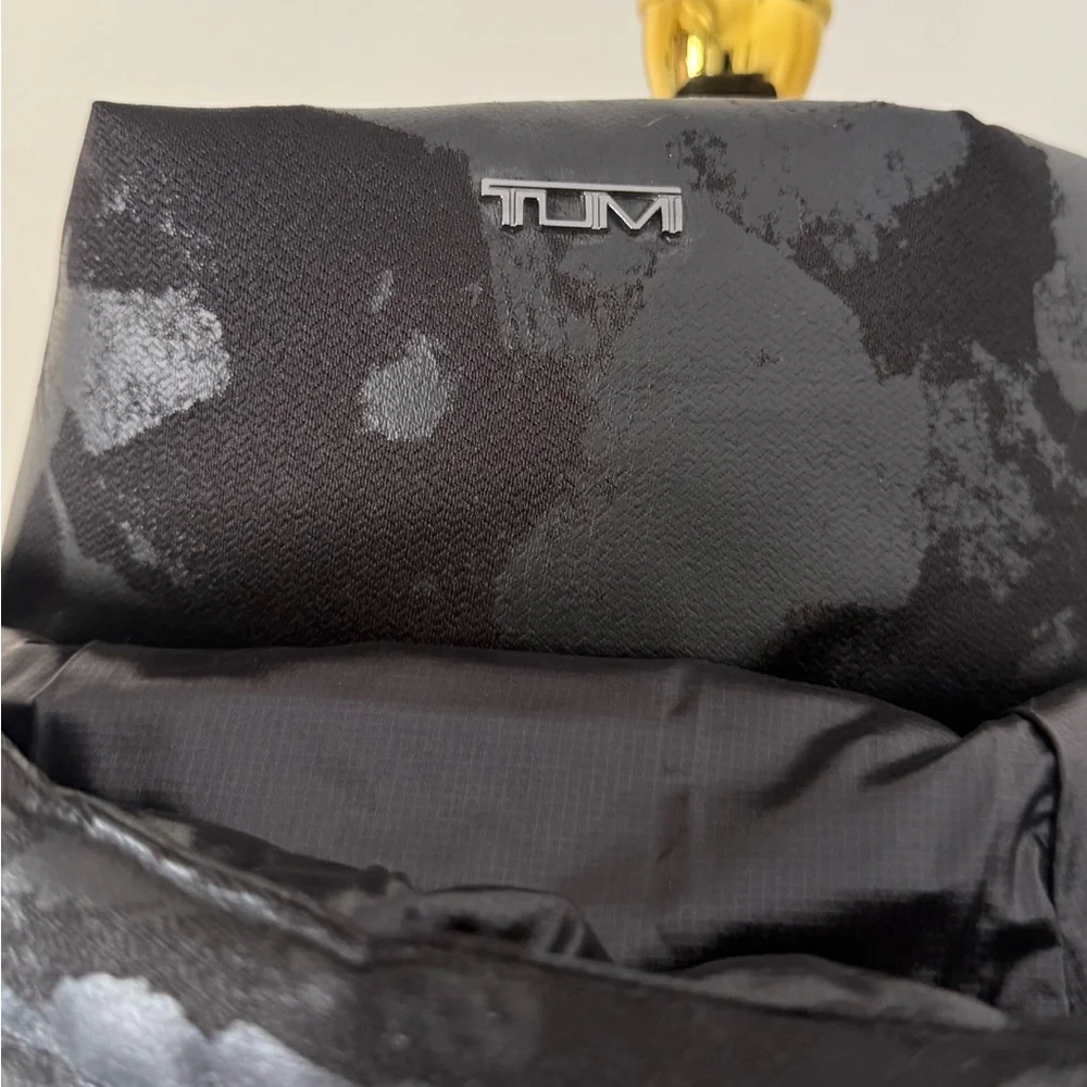 Tumi Utility Expedition Black Camo Down Puffer Woman Size L